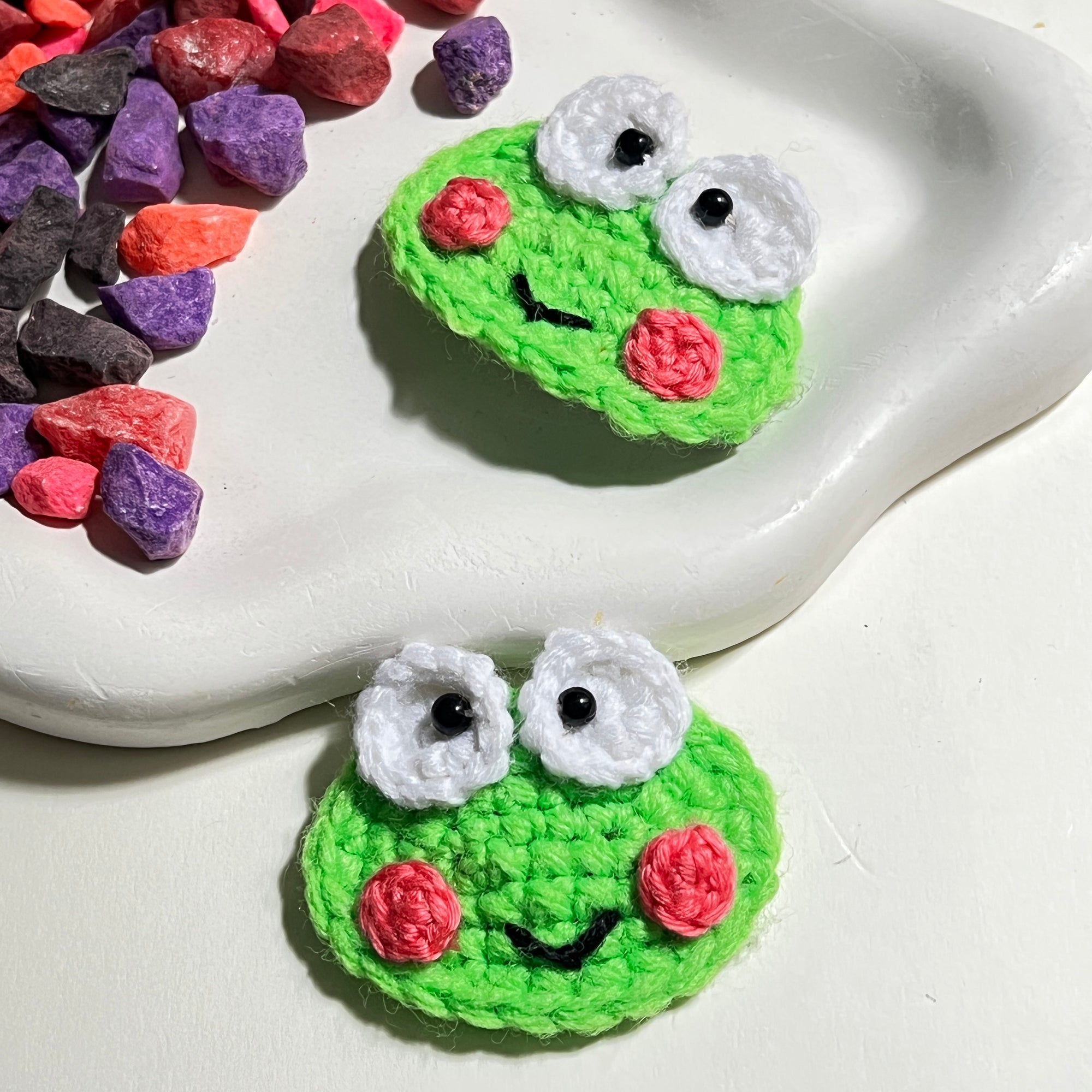 The Pondside Froggy Clips