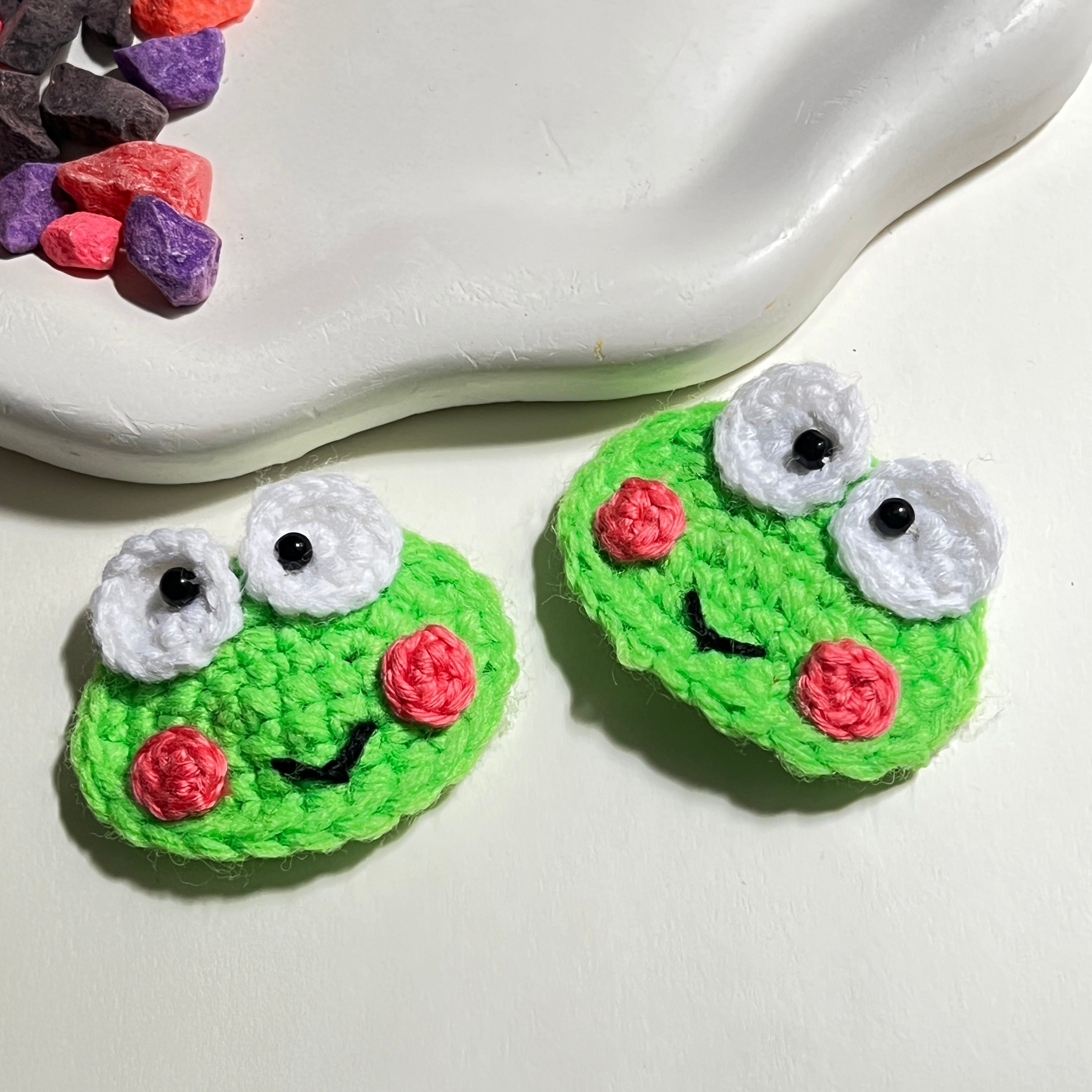 The Pondside Froggy Clips